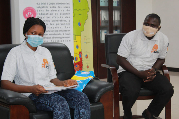 Théodore Tchezounmè et une jeune fille du projet #OnDoitAgir en Séance de plaidoyer au MESFTP