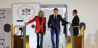 En visite d’Etat : Brigitte gifle Emmanuel Macron, une vidéo virale du couple présidentiel crée la polémique
