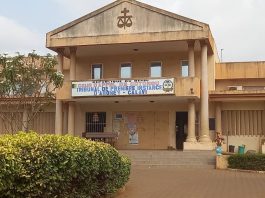 Tribunal d’Abomey-Calavi : 02 personnes placées sur le box des accusés pour bavardage Le tribunal d'Abomey-Calavi
