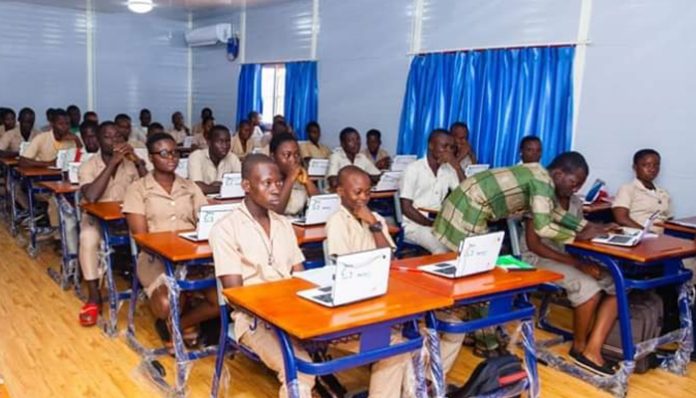 Des-eleves-du-CEG1-dAllada-dans-leur-classe-numerique