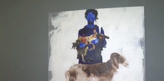 «D’artificielles origines » : l’exposition de Rafiy Okefolahan interroge les racines et la mémoire